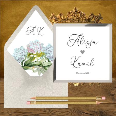 Zaproszenia ślubne glamour ze srebrnym serduszkiem, koperta z kwiatami