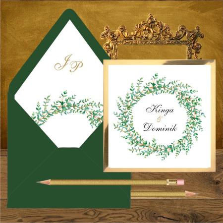 Zaproszenia ślubne boho z wiankiem z zielonych gałązek, kwadratowe, na złotym kartoniku.  Wianek zielone gałązki
