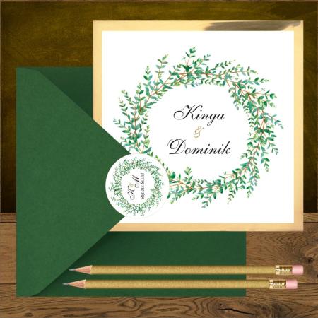 Zaproszenia ślubne boho z wiankiem z zielonych gałązek, kwadratowe, na złotym kartoniku.  Wianek zielone gałązki